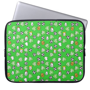 Fußbälle, Shirts aus Grün und Weiß & Ventilatoren Laptopschutzhülle