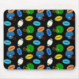 Fußbälle und Helme mit schwarzem Hintergrund Mousepad