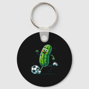 Fußballgurke, die einen Ball kickt, lustiger Pickl Schlüsselanhänger