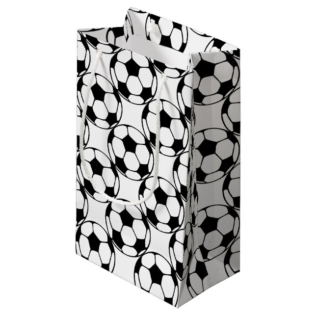 Fußballmuster im black&white kleine geschenktüte (Vorderseite Schrägansicht)