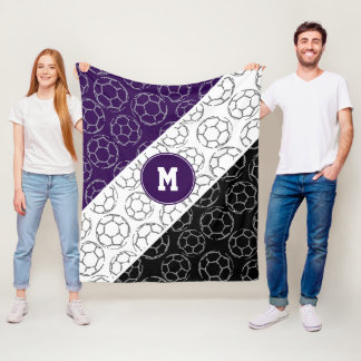 Fußballmuster in Linienkunst auf lila-schwarzem Hi Fleecedecke