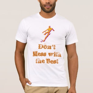 Fußballspieler, der Ball mit Sprichwort auf T - T-Shirt