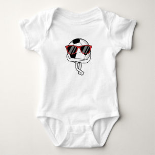 Fußballspieler mit Sonnenbrille im Fußball Baby Strampler