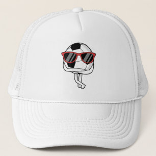 Fußballspieler mit Sonnenbrille im Fußball Truckerkappe