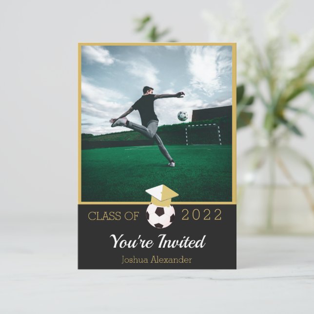 Fußballspieler Modernes Foto Abschluss Einladung (Stehend Vorderseite)
