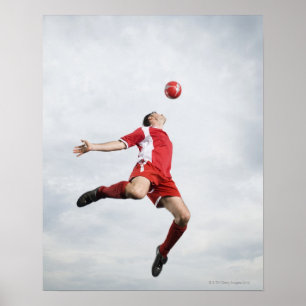 Fußballspieler und -Fußball im mitten in der Luft Poster