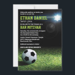 Fußballstadion bei Night Bar Mitzvah Einladung<br><div class="desc">Wenn Ihr Sohn ein Fußballenthusiast mit Träumen von der Weltmeisterschaft ist, dann ist diese Bar Mitzvah-Einladung, die das Bild eines Nachtfußballstadions mit einem strahlenden David-Stern auf dem grünen Gras und Fußball hat, vielleicht ein perfekter Weg, um seinen großen Tag zu feiern. Dieser Fußball-Einladung hat den Namen Ihres Sohnes in einem...</div>