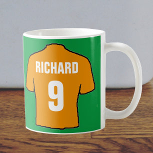 Fußballtrikot-Design in Altgold. Kaffeetasse