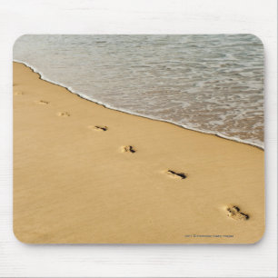 Fußdrucke im Sand mit Welle Mousepad
