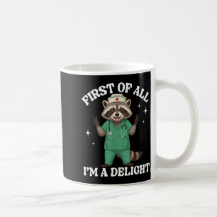 Füße einer lustigen Waschbär-Krankenschwester im S Kaffeetasse