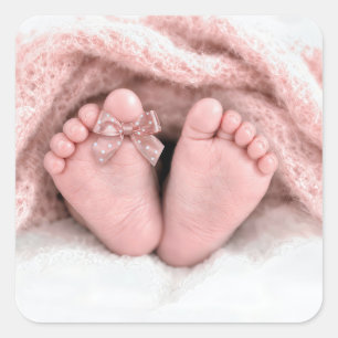 Füße eines Babymädchens mit einer gepunkteten Schl Quadratischer Aufkleber