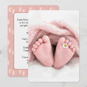 Füße eines Babymädchens mit einer weißen Margerite Einladung