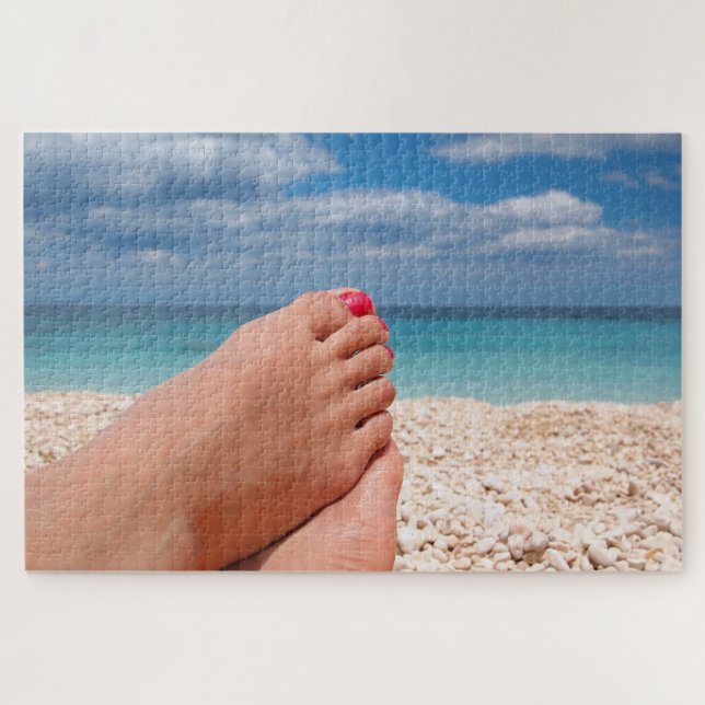 Füße mit Nagellack auf dem Strand (Horizontal)