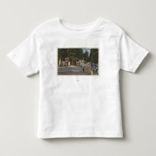 Fußgänger auf See-Ufer-Antrieb Kleinkind T-shirt