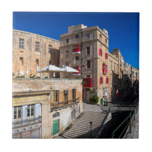 Fußgängerbrücke, schmale Straße mit Treppe in Vall Fliese