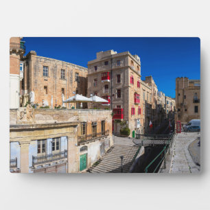 Fußgängerbrücke, schmale Straße mit Treppe in Vall Fotoplatte