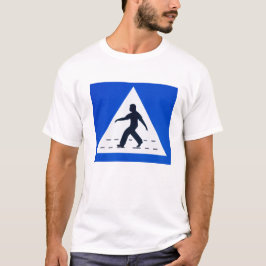 Fußgängerübergangsschild in Omani - Muscat, Oman T-Shirt