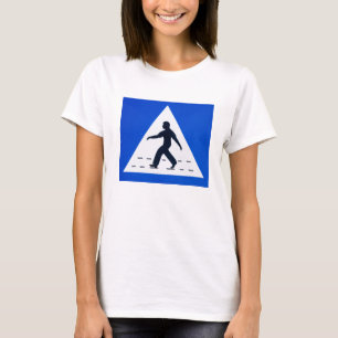 Fußgängerübergangsschild in Omani - Muscat, Oman T-Shirt