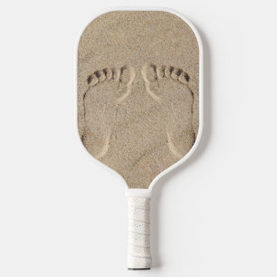 Fußspuren am Strand im Sand Pickleball Schläger
