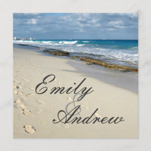 Fußspuren auf der Einladung zur Hochzeit am Strand