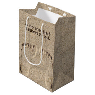 Fußspuren im Sand mit Zitat vom Strand Mittlere Geschenktüte