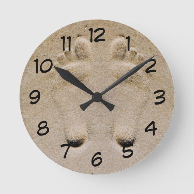 Fußspuren in der Sand-Neuheit-Uhr Runde Wanduhr (Vorderseite)