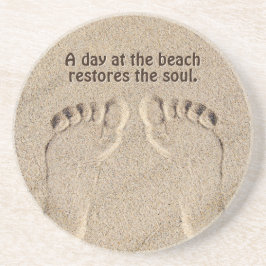 Fußspuren in Sand mit Strandangebot Getränkeuntersetzer