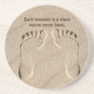 Fußspuren in Sand mit Untersetzer von Zitaten