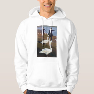 Füttern der Schwäne in dem runden Teich Hoodie
