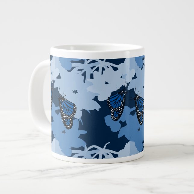 Fütternd Monarchschmetterling in Blau Jumbo-Tasse (Vorderseite Links)