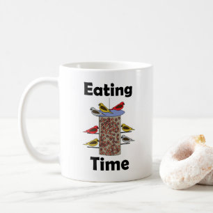 Futterstelle für Vögel im Garten zur Fütterungszei Kaffeetasse