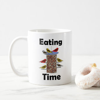 Futterstelle für Vögel im Garten zur Fütterungszei Kaffeetasse