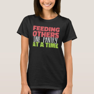 Füttre anderer ein Panorama auf einer Time Food Ba T-Shirt