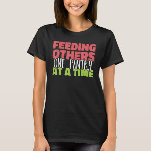 Füttre anderer ein Panorama auf einer Time Food Ba T-Shirt