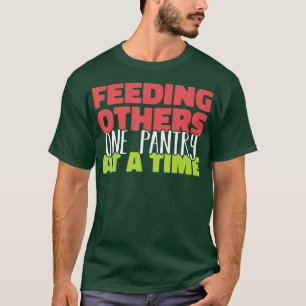 Füttre anderer ein Panorama auf einer Time Food Ba T-Shirt