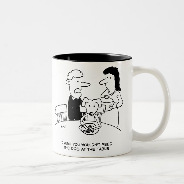 Füttre eines Hundes an der Tabelle Zweifarbige Tasse (Rechts)