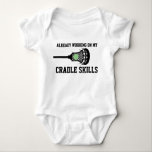 Future Lacrosse Player Baby Funny Cradle Skills Bb Baby Strampler<br><div class="desc">Lacrosse Player Baby Bodysuit mit genderneutralem lustigem Linguo "Bereits an meinen Cradle Skills arbeiten" Zitat und einfachem Lacrosse Stick und Green Ball Design vorne. Klicken Sie auf "Weiter anpassen",  um die Schriftart und Farben entsprechend den Teamfarben oder dem Thema Babydusche zu ändern.</div>