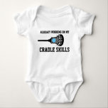 Future Lacrosse Player Funny Cradle Skills Boy Baby Strampler<br><div class="desc">Lacrosse Player Baby Boy Bodysuit mit blauer Lingo "Bereits an meinen Cradle Skills arbeiten" Zitat und einfachem Lacrosse Stick und rosa Lacrosse Ball Design vorne. Klicken Sie auf "Weiter anpassen",  um die Schriftart und Farben entsprechend den Teamfarben oder dem Thema Babydusche zu ändern.</div>