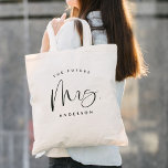 Future Mrs Bride Wedding Calligraphy Tragetasche<br><div class="desc">Zukünftige Frau Bride Wedding Calligraphy Tote Bag bietet Spaß und hübsche Kalligraphie,  zusammen mit der Braut,  um den neuen Nachnamen zu sein.</div>