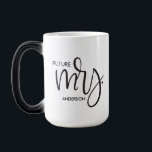 "Future Mrs." Chic Personalisiert Verlobung Tasse<br><div class="desc">Feiern Sie die spannende Reise in die Ehe mit unserer "Future Mrs." Chic Personalisierte Verlobung Tasse. Diese Tasse ist eine stilvolle und unterhaltsame Möglichkeit für die zukünftige Braut, ihren bevorstehenden Nachnamen zu ehren. Personalisieren Sie es mit ihrem zukünftigen Nachnamen, damit jede Kaffeepause eine angenehme Erinnerung des besonderen Tages wird. Die...</div>