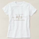 Future Mrs. Chic Script Individuelle Name Bride zu T-Shirt<br><div class="desc">Zukünftige Frau moderne und stilvolle individuelle Name T - Shirt mit dem Text Mrs. in gold elegante Drehkalligraphie. Fügen Sie einfach den verheirateten Namen der Braut hinzu und das perfekte Brautparty Geschenk ist für Sie bereit zu geben. Exklusiv für Sie entworfen von Happy Dolphin Studio.</div>