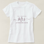 Future Mrs. Chic Script Individuelle Name Bride zu T-Shirt<br><div class="desc">Zukünftige Frau modern ist stilvoller individuelle Name T - Shirt mit dem Text Mrs. in burgundy elegante Drehkalligraphie. Fügen Sie einfach den verheirateten Namen der Braut hinzu und das perfekte Brautparty Geschenk ist für Sie bereit zu geben. Exklusiv für Sie entworfen von Happy Dolphin Studio.</div>