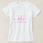 Future Mrs. Chic Script Individuelle Name Bride zu T-Shirt<br><div class="desc">Zukünftige Frau modern ist stilvoller individuelle Name T - Shirt mit dem Text Mrs. in neon pink elegante Drehkalligraphie. Fügen Sie einfach den verheirateten Namen der Braut hinzu und das perfekte Brautparty Geschenk ist für Sie bereit zu geben. Exklusiv für Sie entworfen von Happy Dolphin Studio.</div>
