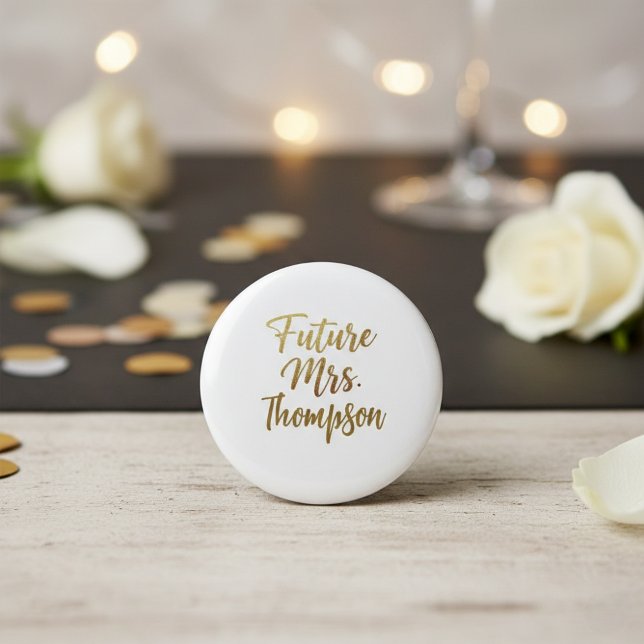 Future Mrs Gold Script Button Pin (Von Creator hochgeladen)
