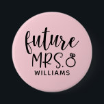 Future Mrs Junggeselinnen-Abschied Button<br><div class="desc">Feiern Sie Ihre bevorstehende Hochzeit mit diesem "Future Mrs." Button mit Ihrem zukünftigen Nachnamen.</div>