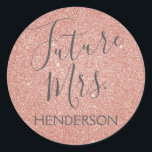 Future Mrs Pink Rose Gold Brautparty Runder Aufkleber<br><div class="desc">Zukünftige Frau Imitate Sparkle und Glitzer Rosa Rose Gold Sticker. Der Future Mrs. Aufkleber verwendet die beliebte Rose Gold Hintergrund und graue Typografie. Dieser Aufkleber dient zum Siegel der Future Mrs. Umschläge.</div>