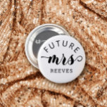 Future Mrs Typography Wedding Button<br><div class="desc">Ein Knopf für die Braut, um mit zukünftigen Mrs und Ihr bald Nachname geschrieben in einem minimalistischen Typografie-Design mit einem charmanten kühnen Drehbuch für die Mrs.</div>