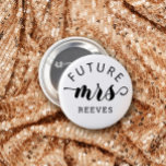 Future Mrs Typography Wedding Button<br><div class="desc">Ein Knopf für die Braut,  um mit zukünftigen Mrs und Ihr bald Nachname geschrieben in einem minimalistischen Typografie-Design mit einem charmanten kühnen Drehbuch für die Mrs.</div>