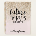 Future Mrs Wedding Blush Pink and Gold Glitzer Planer<br><div class="desc">Bleibe mit Ihrer Hochzeitsplanung mit diesem personalisierten Planer mit Ihrem zukünftigen Nachnamen.</div>