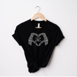 Future Mrs Women Shirts Gothic Skeleton Hands<br><div class="desc">Dies ist ein gotisch inspiriert "Future Mars" Shirt mit Skeletthand und einem launenhaften dunklen Design. Bearbeiten Sie alle Farben und Formulierungen, um diese Tasse Ihren Anforderungen und Ihrem persönlichen Stil anzupassen. Wählen Sie "Personalisieren Sie diese Vorlage", um weitere Änderungen vorzunehmen :) * FÜR EIN ÜBERSICHTLICHES AUSSEHEN MIT DER MODELL-GRÖSSE BIS...</div>
